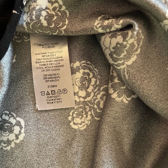 Ann Taylor black short sleeved blouse with white flowers. Size S - Picture 6 of 7